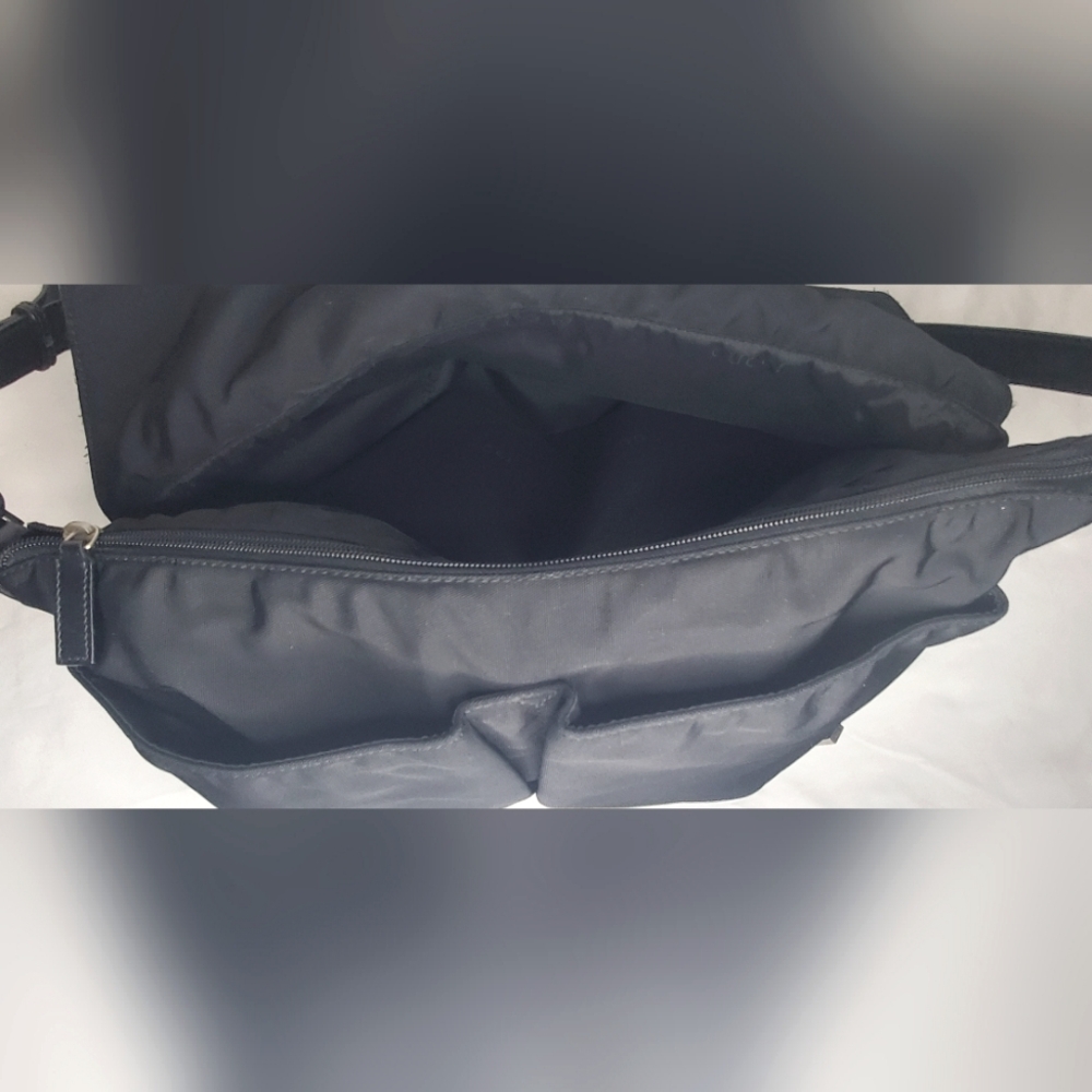 Gucci Black Messenger Bag with Adjustable Strap and Sleek Design - Picture 8 of 16
